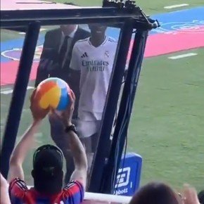 Video: la cargada a Vinicius tras perder el clásico ante Barcelona