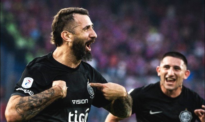 Lucas Pratto en un festejo.