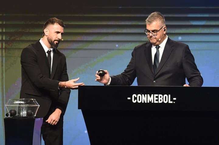 Pratto en un sorteo de la Conmebol.