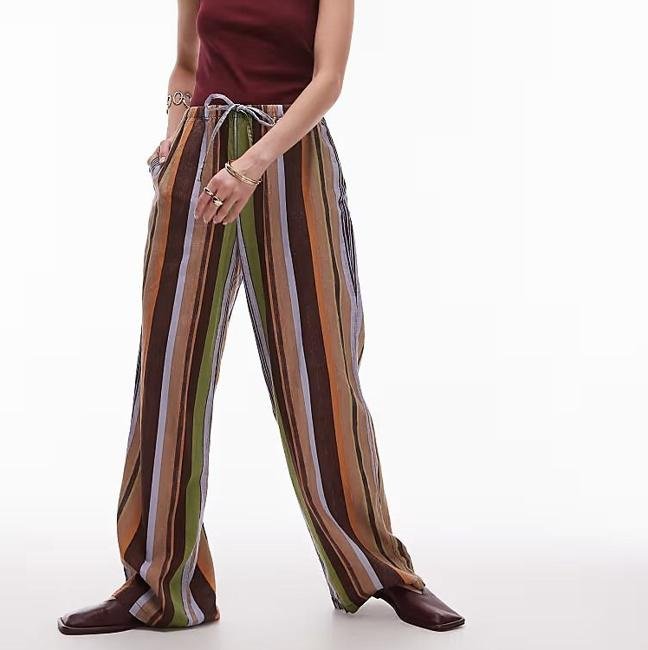Pantalones con rayas fluidos