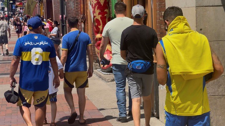 Hinchas de Boca Juniors caminan este lunes por Nashville EFE/ Andrea Montolivo