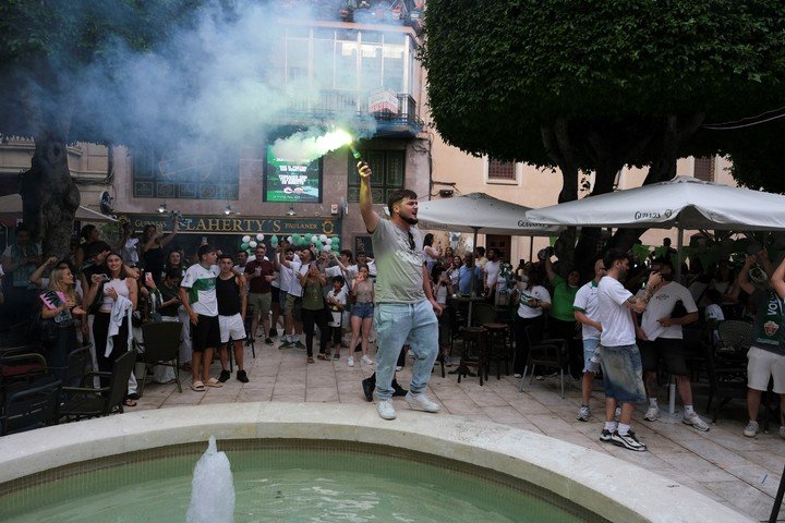 Los aficionados del Elche celebran el ascenso en la ciudad (EFE).