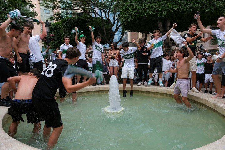 Los aficionados del Elche celebran el ascenso en la ciudad (EFE).