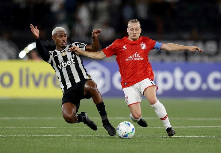 Cuiabano ante Estudiantes, otro que pasa a Inglaterra.