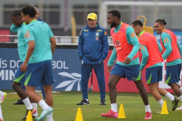Ancelotti liderando el entrenamiento de Brasil. (AP Photo/Andre Penner)