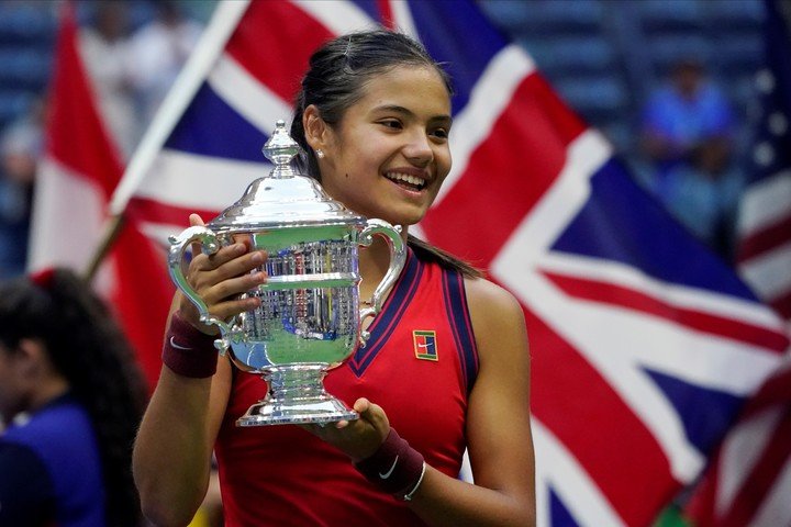 Raducanu ya levantó una vez el trofeo del US Open, en 2021. (AP)
