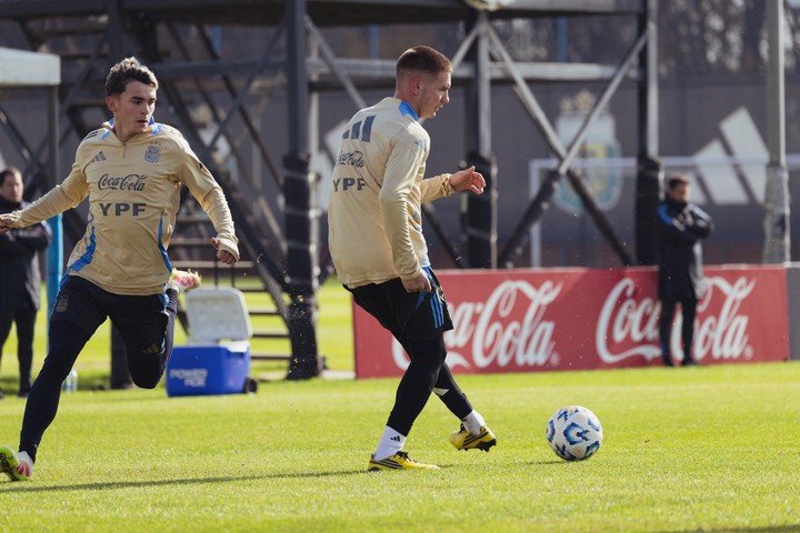 Mastantuono en el entrenamiento de la Selección que este martes recibe a Colombia en el Monumental (Foto: Prensa AFA).