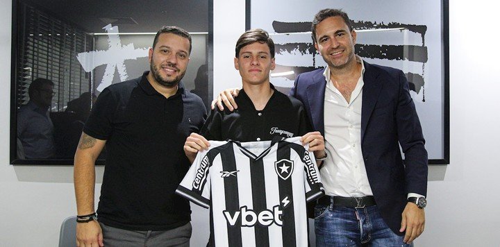 Montoro al firmar con Botafogo.