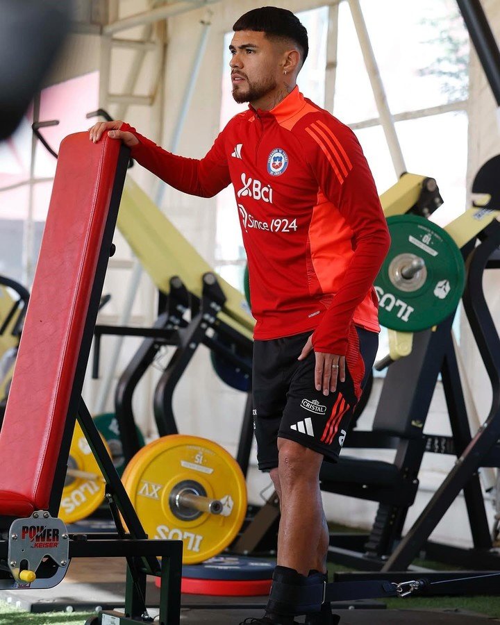 Paulo Díaz fue desafectado de la selección de Chile por la lesión en su rodilla izquierda. (Foto @laroja).