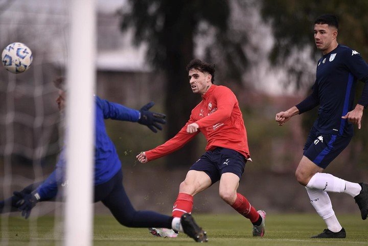 Walter Mazzantti, refuerzo, metió el centro para el gol de Ávalos en el segundo amistoso. (Foto: Prensa Independiente)