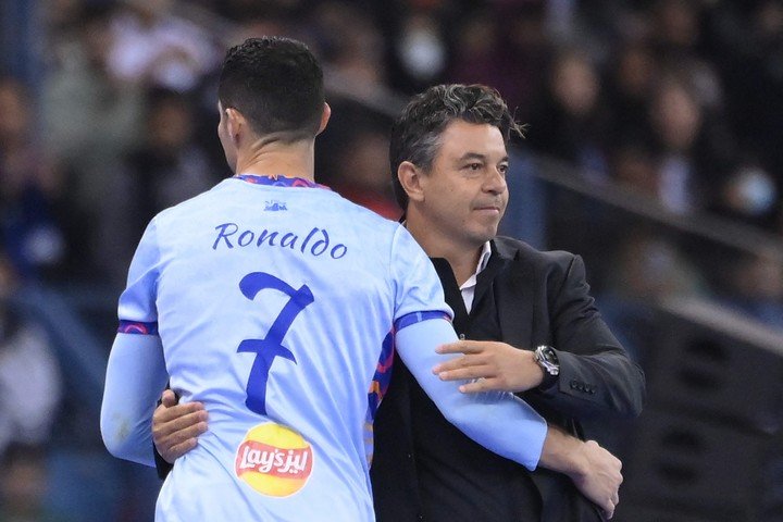 El saludo de Gallardo con Cristiano Ronaldo. AFP.