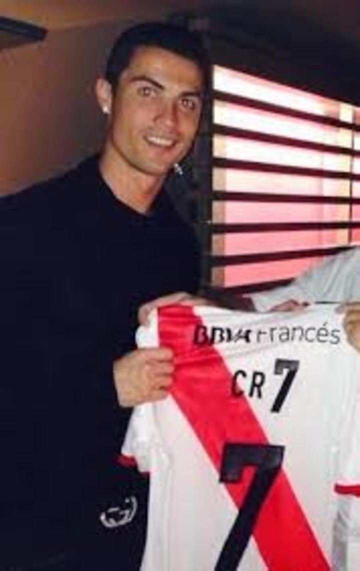 CR7, con casaca de River y sus iniciacles en la espalda.