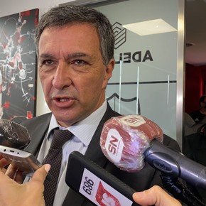 El presidente de Newell's explicó que protegió a los niños por la foto con Malcorra