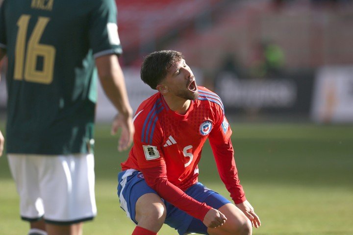 Felipe Loyola fue titular en los dos partidos de Chile. (EFE)