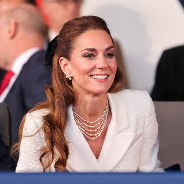 El espectacular look de Kate Middleton con falda de encaje: el elegante conjunto repetido que han llevado otras royals