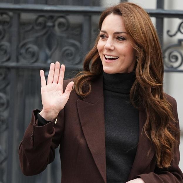 Kate Middleton tiene la chaqueta perfecta para el entretiempo que puedes copiar rebajadísima en Mango