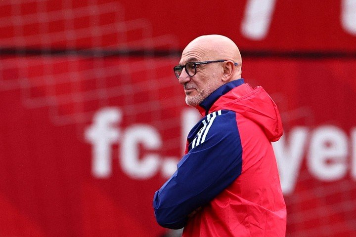 Luis De la Fuente va por otro título con España. EFE/EPA/ANNA SZILAGYI