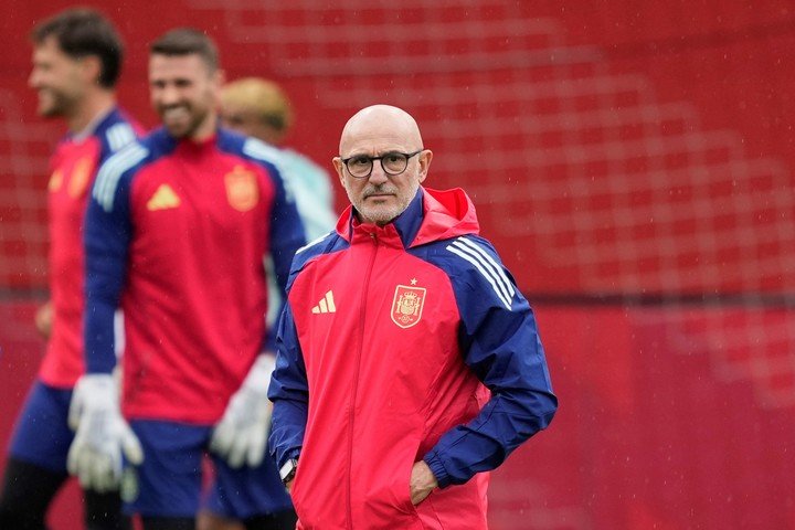 Spain's head coach Luis de la Fuente attends a training session ahead of the Nations League soccer final match between Spain and Portugal in Munich, Germany, Saturday, June 7, 2025. (AP Photo/Martin Meissner)