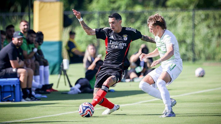 Di María anotó dos goles en un amistoso con el Benfica. (@SLBenfica)