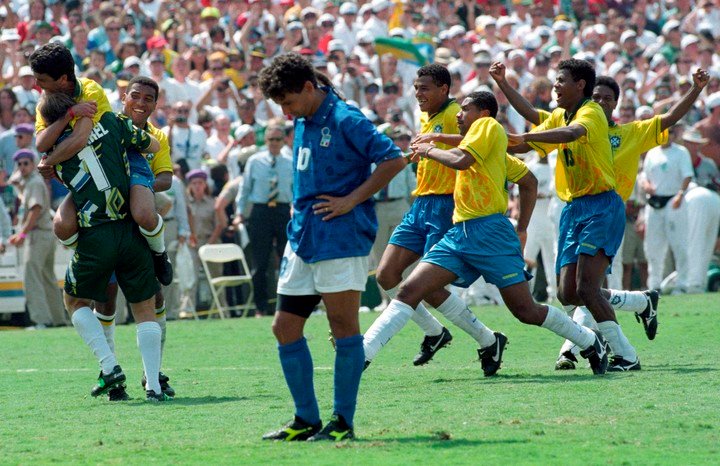 El penal de Baggio en la final del Mundial 96. REUTERS/Andre Camara 