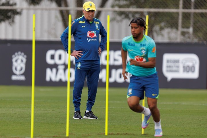Carlo Ancelotti durante el entrenamiento de Brasil. (EFE)