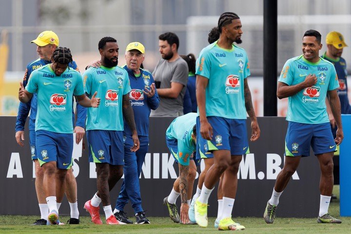 Carlo Ancelotti durante el entrenamiento de Brasil. (EFE)