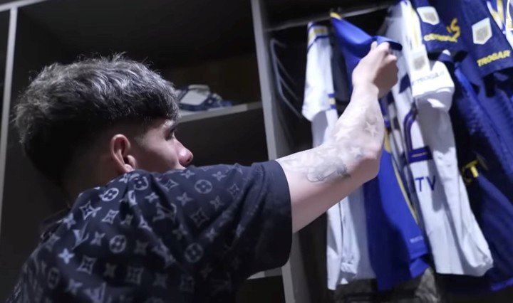 Carlos Palacios y su colección de camisetas de Boca.