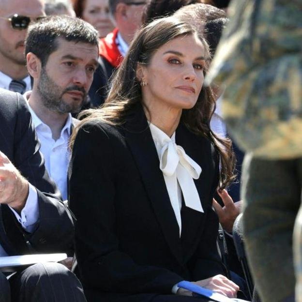 La reina Letizia se pone su blusa favorita en Austria: reaparece con un traje de chaqueta y su nuevo accesorio imprescindible
