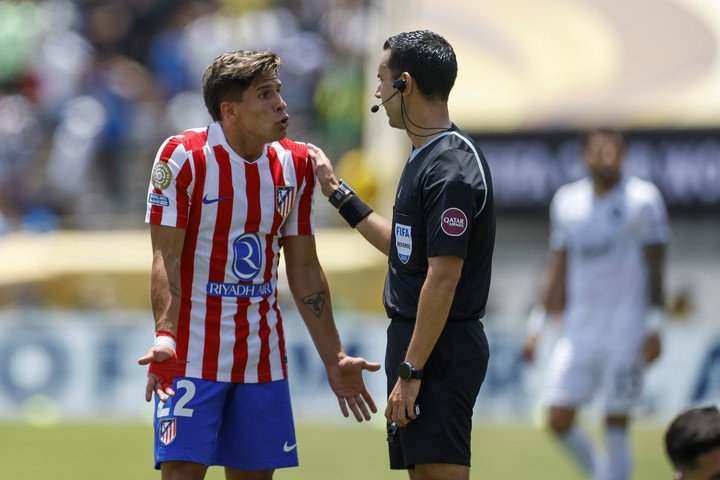 PASADENA (United States), 23/06/2025.- Giuliano Simeone of Atletico Madrid (L) argues with referee Cesar Arturo Ramos (R) during the FIFA Club World Cup 2025 soccer match between Atletico Madrid and Botafogo, in Pasadena, California, USA, 23 June 2025. (Mundial de Fútbol) EFE/EPA/CAROLINE BREHMAN