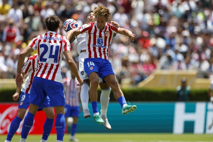 PASADENA (United States), 23/06/2025.- Marcos Llorente of Atletico Madrid (front) in action during the FIFA Club World Cup 2025 soccer match between Atletico Madrid and Botafogo, in Pasadena, California, USA, 23 June 2025. (Mundial de Fútbol) EFE/EPA/CAROLINE BREHMAN