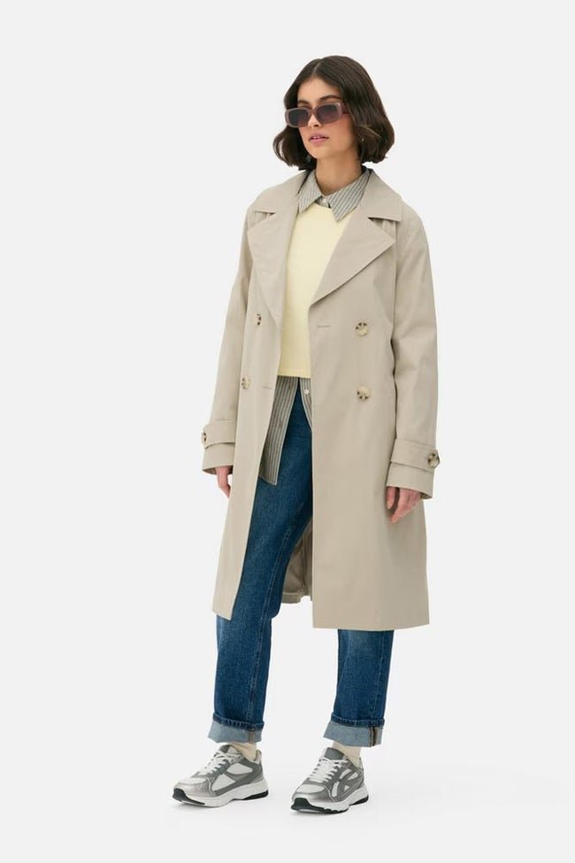 Gabardina con cinturón.