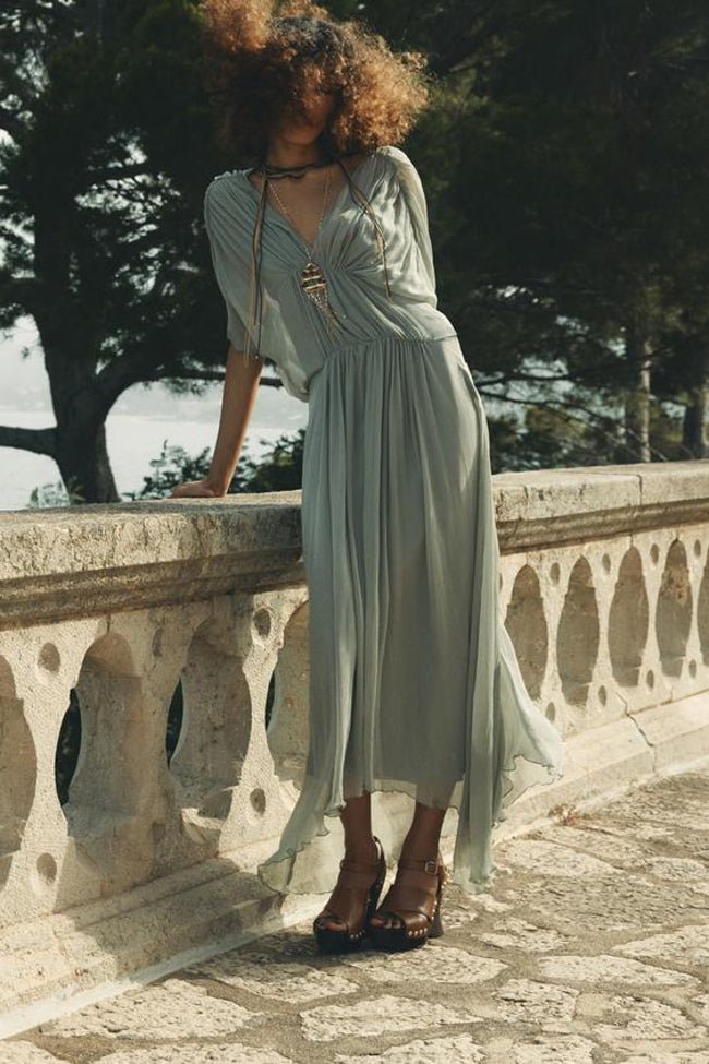 Vestido largo con pliegues.