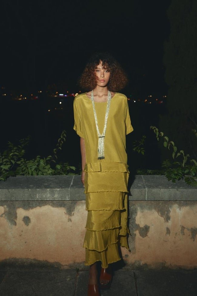 Vestido verde lima con volantes.