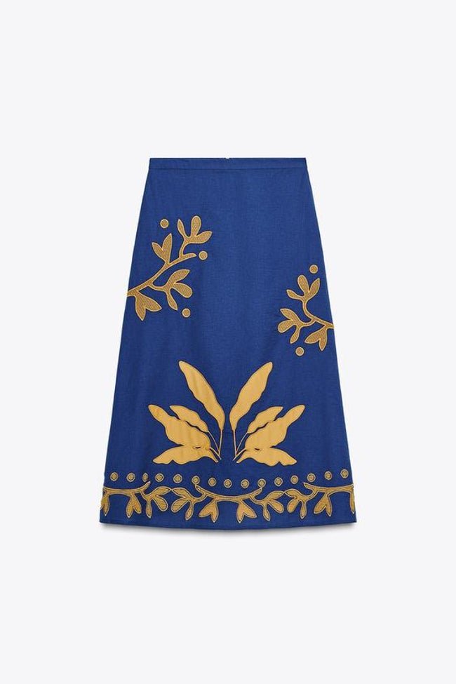 Falda azul con bordados Zara.