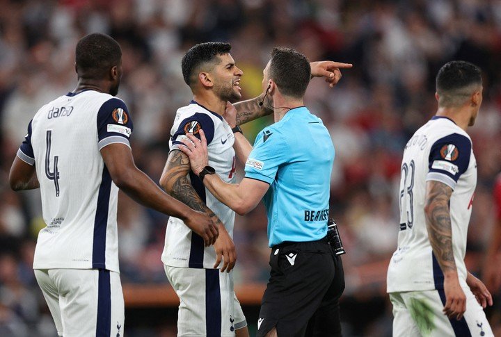 Zwayer, con el Cuti en la final de la Europa League (Reuters). 