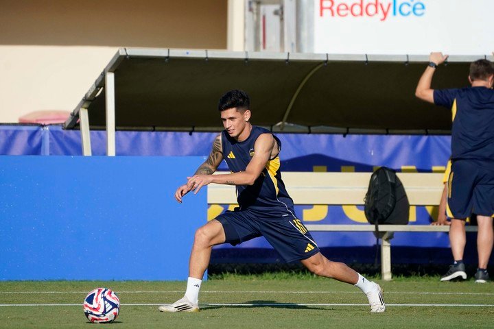 Brian Aguirre en una práctica en el entrenamiento Boca Juniors en el Universidad Barry. (Fernando de la Orden). 