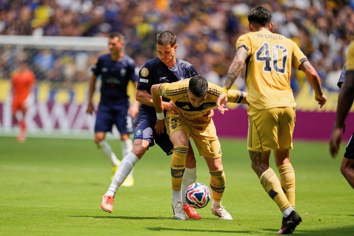 Gerard Garrica marcando a Battaglia en el histórico empate ante Boca. 