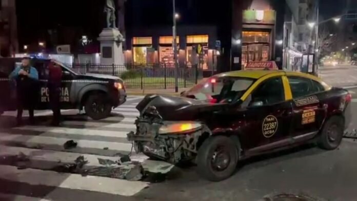 Manejaba borracho a contramano por Avenida Córdoba, chocó un taxi y terminó incrustado en un local