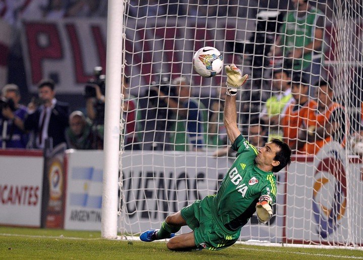 La histórica atajada de Barovero en el penal de Gigliotti, en la vuelta de la semi de la Sudamericana 2014 (Fotobaires).
Barovero le ataja el penal a Emanuel Gigliotti