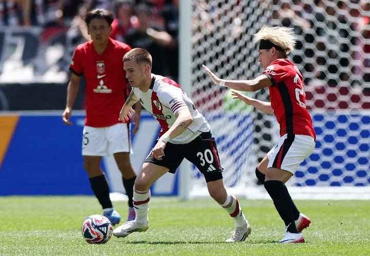 A Mastantuono le costó desnivelar con sus gambetas porque el Urawa por momentos le dobló la marca (REUTERS/Agustin Marcarian).