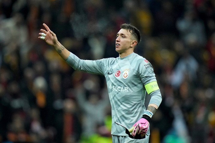 Muslera, tras 14 años en Turquía, se estrenará en el fútbol argentino (AP Photo/Francisco Seco).
