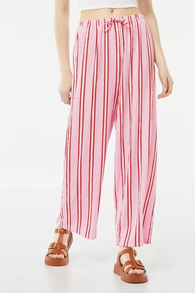 Pantalón fluido de rayas de Kiabi.