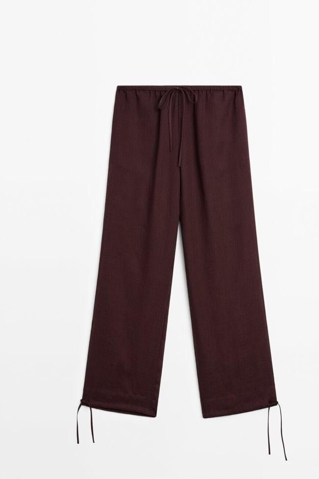 Pantalón fluido con cordones en el bajo de Massimo Dutti.