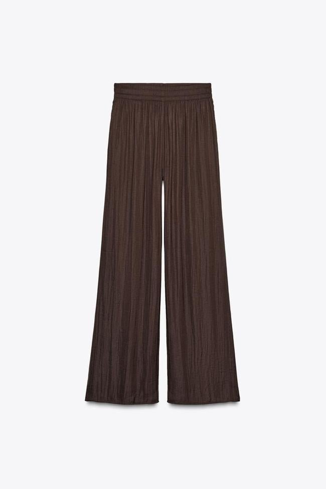 Pantalón plisado de Zara.