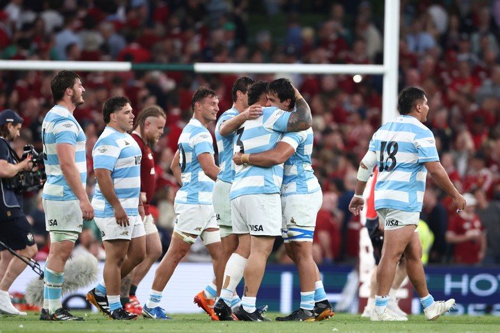 Los Pumas festejaron así victoria ante los Lions. (AP Photo/Peter Morrison)