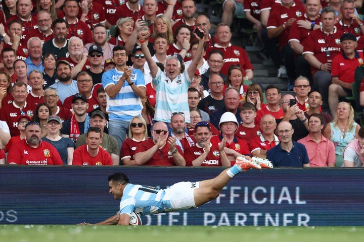 El vuelo de Albornoz, una de las figuras de Los Pumas en Dublín. (AP Photo/Peter Morrison)