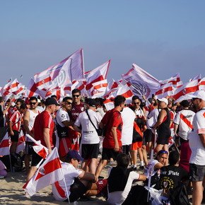 River invadió Los Ángeles: impactante banderazo en la playa