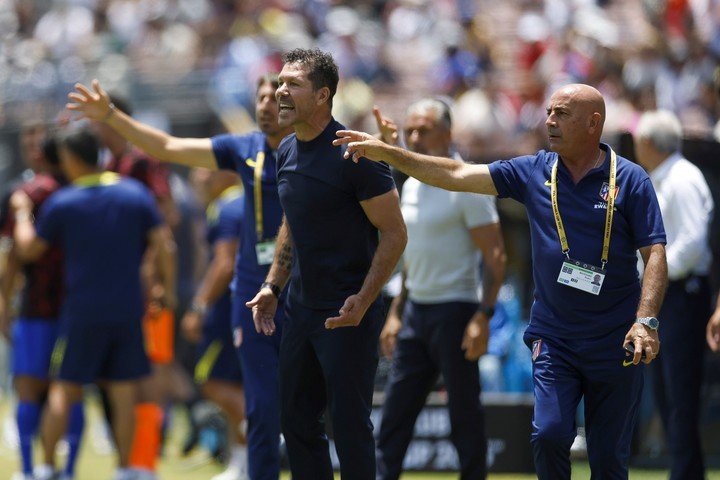Al Cholo se lo vio enérgico durante el partido y luego acusó el golpe. (Foto: EFE)