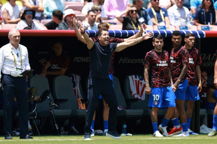 Simeone fue efusivo al dar indicaciones, pero su equipo no reaccionó como él esperaba. (Foto: EFE)