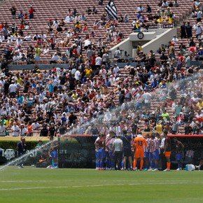Video: "Soy de River" y "el que no salta murió en Madrid" en pleno Atlético vs. Botafogo